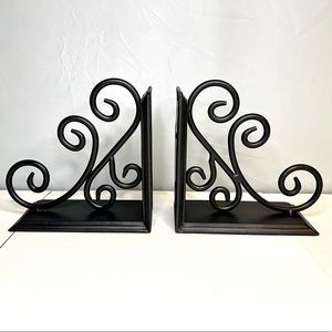 Metal swirl bookends